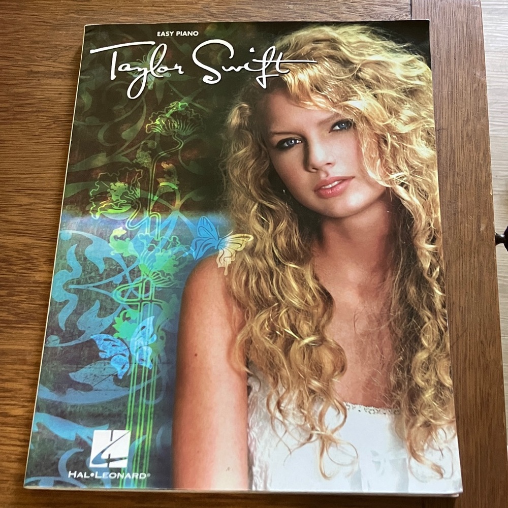 Hal Leonard Taylor Swift Easy Piano Book with Blue and Green Cover